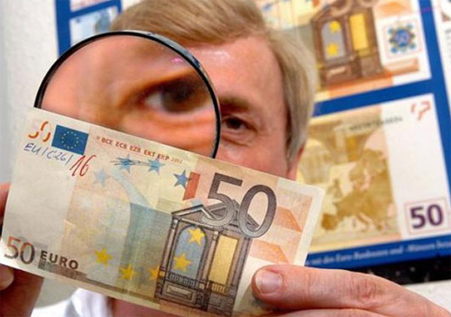 Italy thu giữ 17 triệu euro tiền giả 'hoàn hảo'